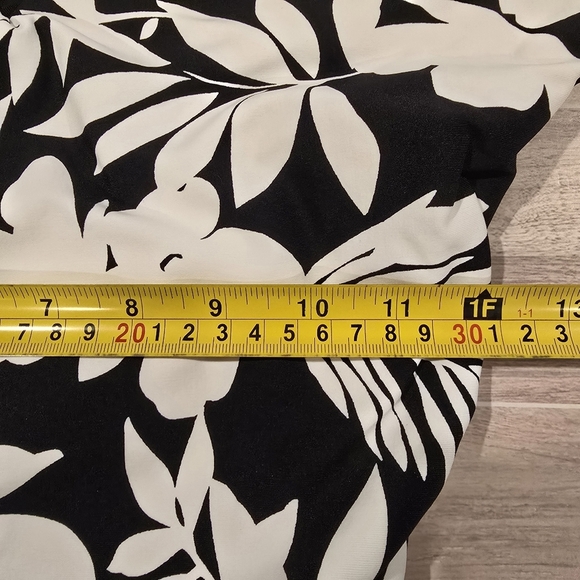 Lands' End Women's One-piece Swimsuit Size Medium Hawaiian Black White. - Picture 11 of 14